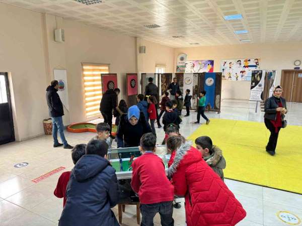 Siirt'te öğrenciler belediyenin spor tesisinde eğlenceli vakit geçiriyor