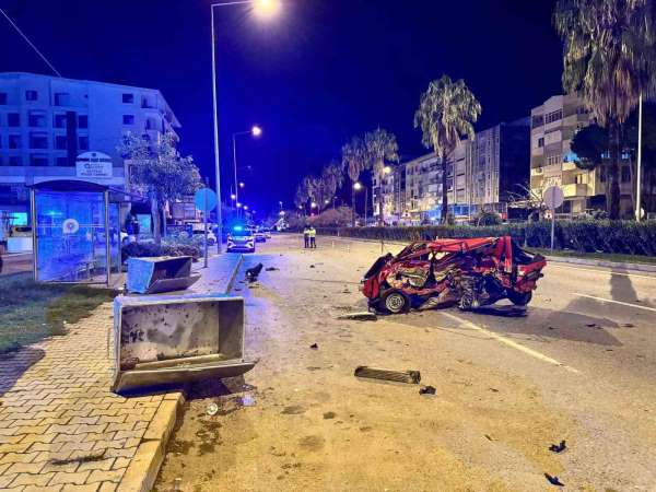 Antalya'da feci kaza: Hurdaya dönen araçtan fırlayan sürücü hayatını kaybetti