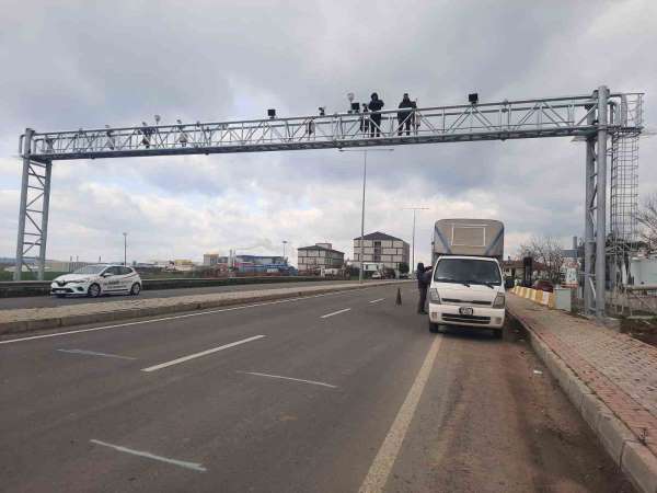 Kazada zarar gören otoyol plaka tanıma sistemi direği yenilendi