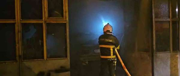 Otomobilde çıkan yangın iş yerine sıçradı