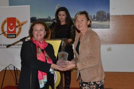 İzmir Gazeteciler Cemiyeti futbol turnuvasının ödülleri verildi 