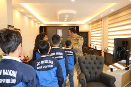 Şampiyon sporculardan Jandarma Komando Alay Komutanı Süslü'ye ziyaret 