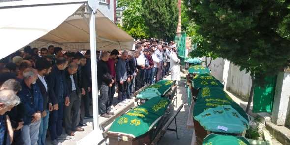 Kahreden kazada ölen 7 kişi için cenaze namazı 