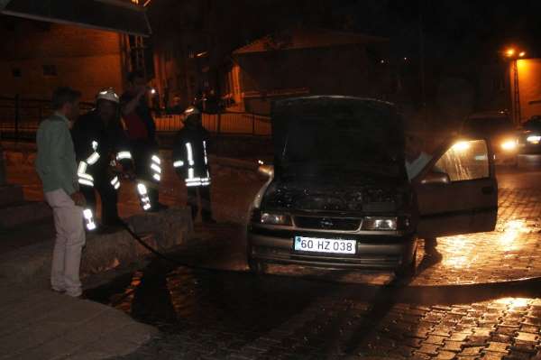 Seyir halindeki otomobil alev aldı