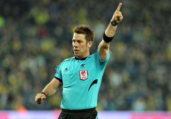 Süper Lig'in 3. haftasında oynanacak Fenerbahçe - Trabzonspor maçını hakem Fırat