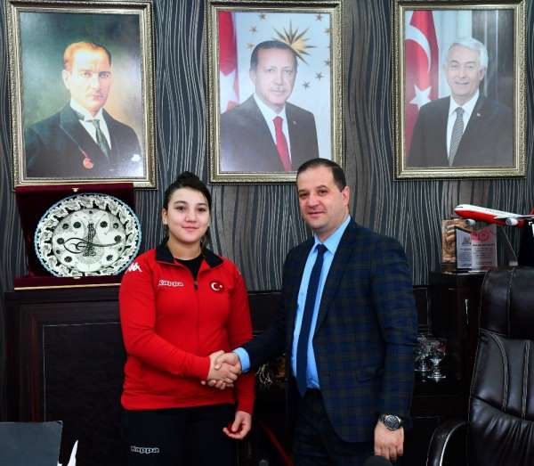 Büyüklerde Türkiye rekoru kıran 14 yaşındaki başarılı halterci altınla ödüllendi