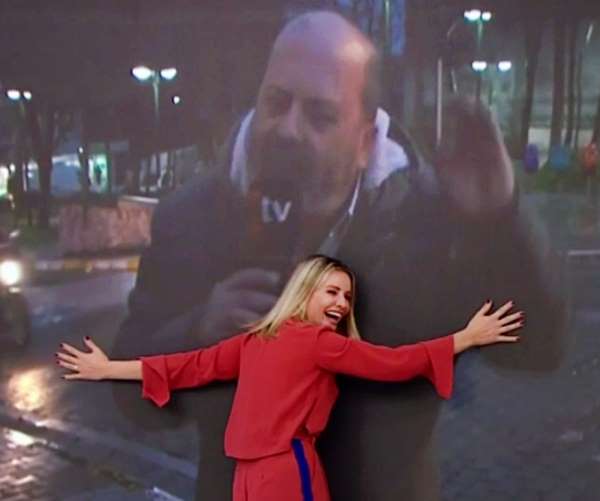 Esra Erol sevincini gizleyemedi, led ekranda bulunan muhabirinin görüntüsüne sar