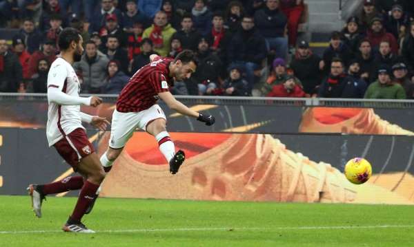 Hakan Çalhanoğlu Milan'ı yarı finale taşıdı 