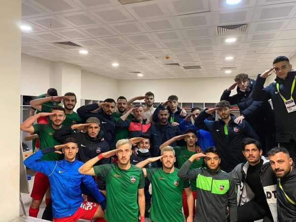 Diyarbekirsporlu futbolcular asker selamı vererek Ali Gaffar Okkan'ı andı