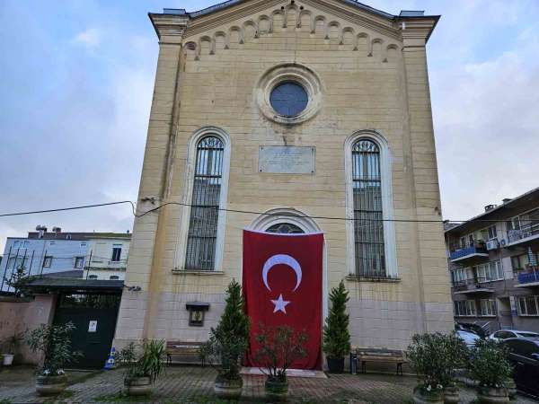 Sarıyer'deki saldırının düzenlendiği kiliseye Türk bayrağı asıldı