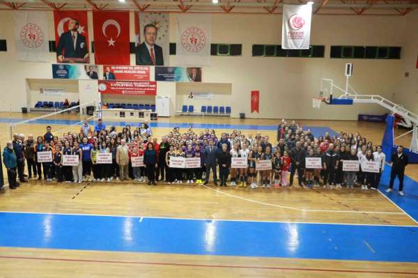 Burhaniye'de voleybol şöleni başladı