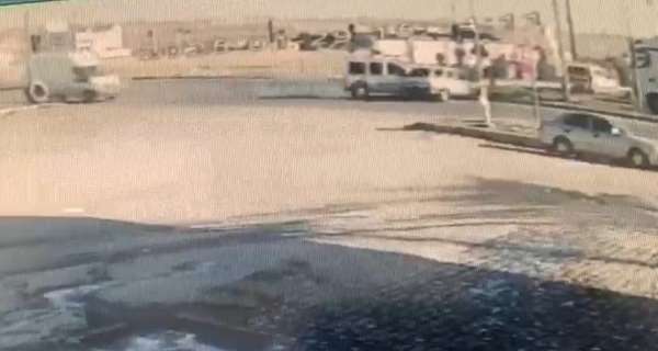 Gaziantep'te 2 aracın kavşakta çarpıştığı kaza kamerada: 14 yaralı