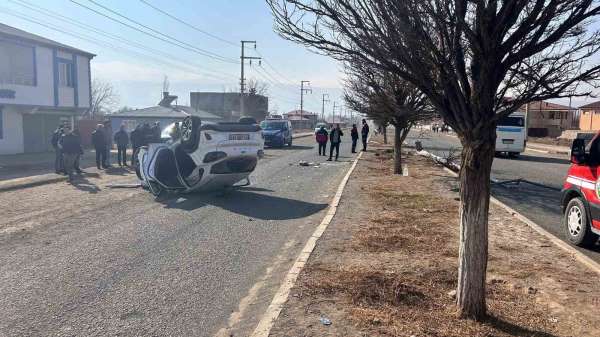 Iğdır'da direksiyon hakimiyetini kaybeden kadın sürücü kaza yaptı