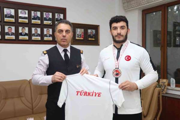 Yozgatlı güreşçi hem Türkiye şampiyonu oldu hem centilmenlik ödülü aldı