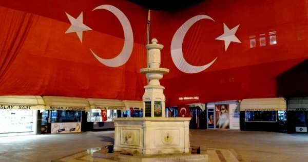 Erzincan'da şehitler için dev Türk bayrağı asıldı 