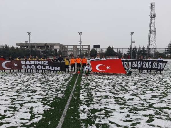 Isparta'daki genç takımlardan İdlip'e pankartlı başsağlığı mesajı