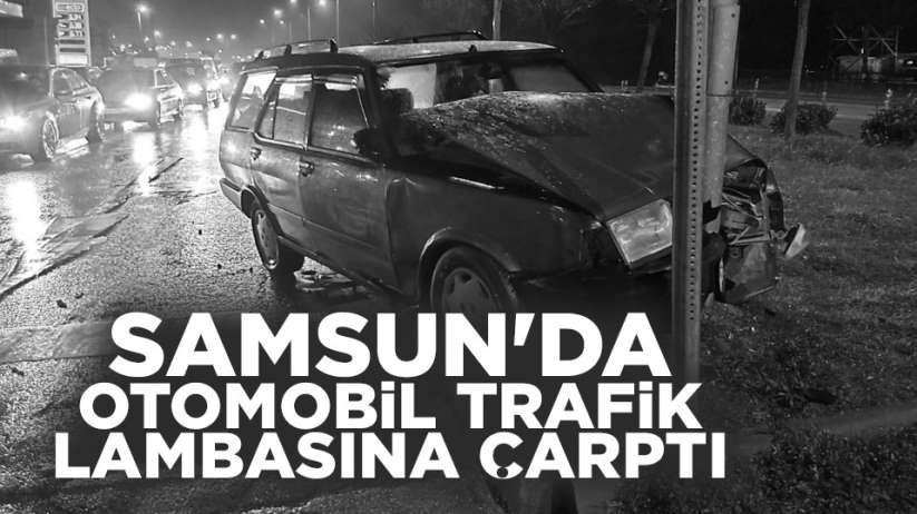 Samsun'da otomobil trafik lambasına çarptı