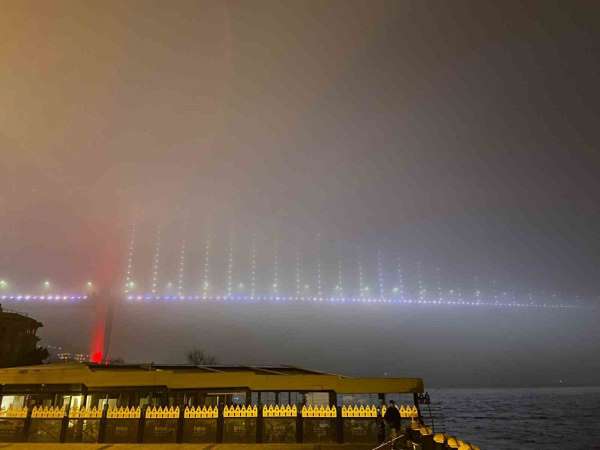 İstanbul Boğazı'nda yoğun sis: 15 Temmuz Şehitler Köprüsü ve FSM Köprüsü sise gömüldü