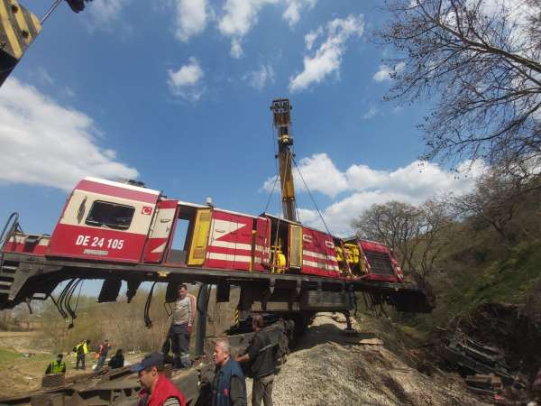 Susurluk'ta meydana gelen tren kazasında devrilen lokomotifler kaldırıldı 