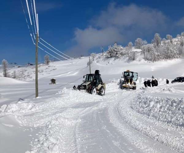 Mart'ta zorlu karla mücadele dikkat çekiyor