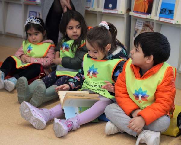 İzmir Ekonomili çocukların 'kütüphane' heyecanı