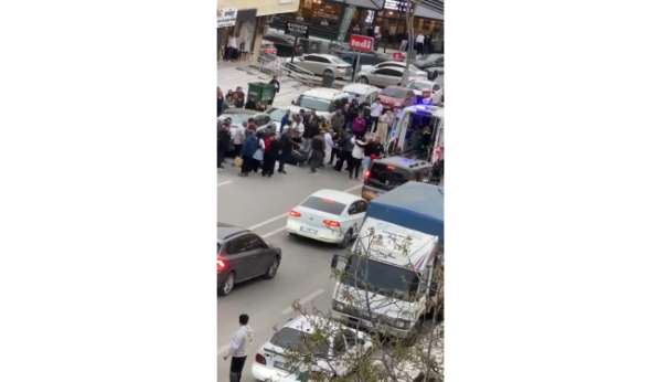 Kocaeli'nde korkunç kaza: Motosikletten düşen kadına kamyonet çarptı