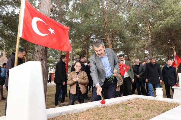 Milli Eğitim Bakanı Tekin, şehitliği ziyaret etti