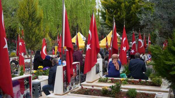 Ramazan'ın son günü Gaziantep'teki mezarlıklar ve şehitliklerde yoğunluk