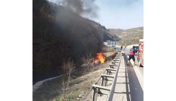 Sinop'ta kaza yapan araç alev aldı
