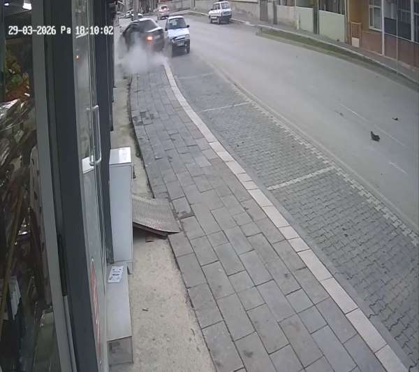 Tokat'ta otomobil markete girdi: 2 yaralı