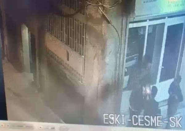 Beyoğlu'nda bıçaklı gasp kameraya yansıdı: Gençleri dövüp telefonunu çaldı - İstanbul haber