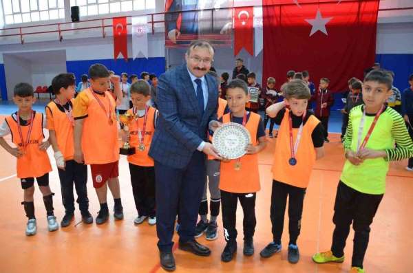 Futsal Turnuvasında şampiyon Gazi Emet B takımı - Kütahya haber
