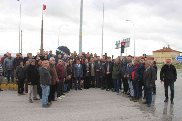 Kavşağa siyah çelenk koyup trafik kazalarını protesto ettiler - Afyonkarahisar haber