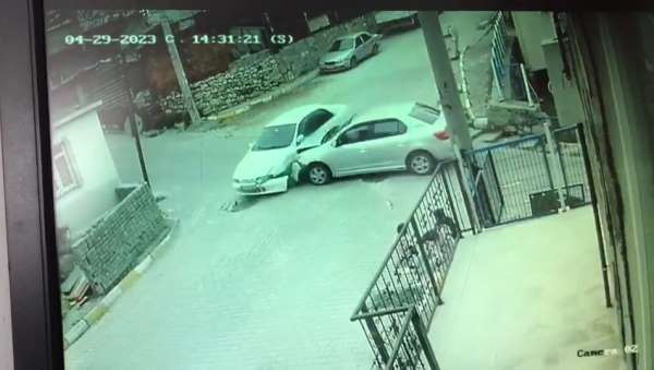Kazada otomobil yokuştan aşağı savrularak bina duvarına çarptı - Kocaeli haber