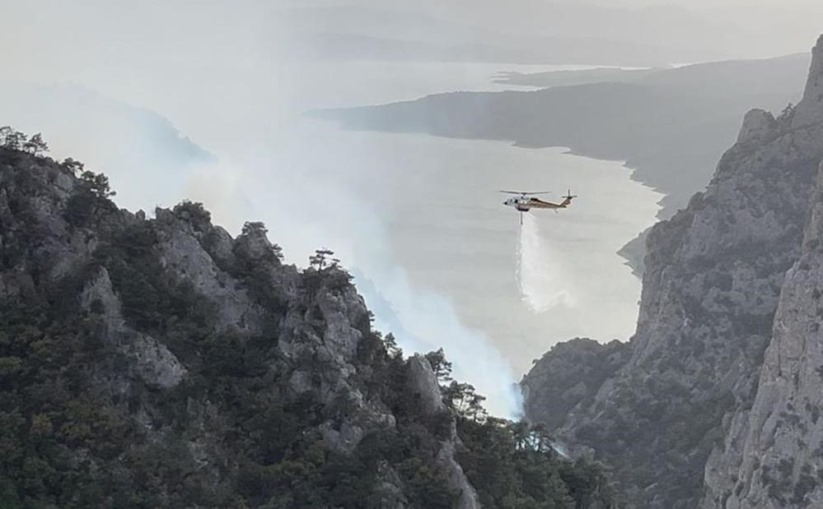 Şahinkaya Kanyonu'nda orman yangını: 1 helikopter ve 2 uçak havadan müdahale etti