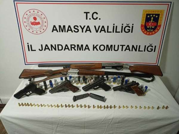 Amasya'da gazinoya operasyonda 6 ruhsatsız silah ele geçirildi: 6 gözaltı