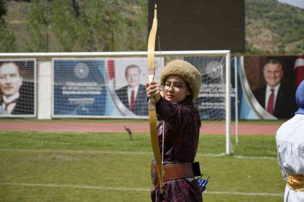 Geleneksel Türk Okçuluğu sporcuları, geleneksel kıyafetleriyle Gümüşhane'de yarıştı