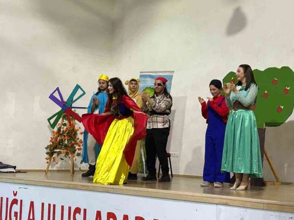Muğla'da üniversite öğrencileri çocuklara tiyatro oyunu sergiledi