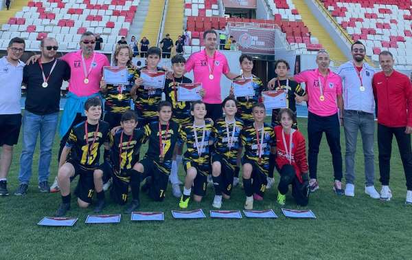 Okul sporları küçük erkekler futbol şampiyonasının çeyrek finalleri Kula'da düzenlendi