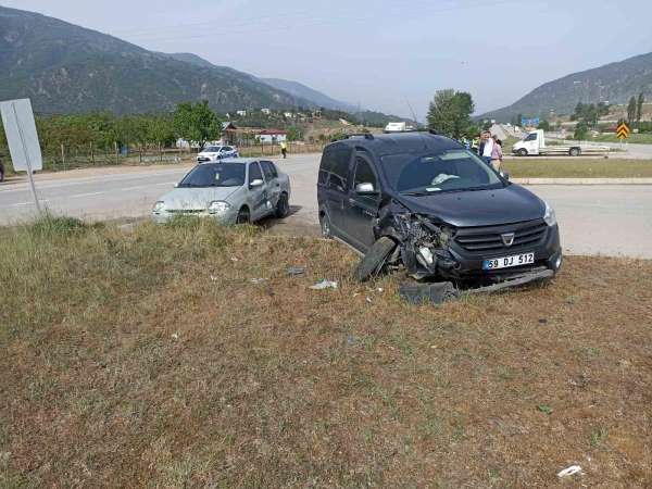 Reşadiye'de otomobil ile hafif ticari araç çarpıştı: 2 kişi yaralandı