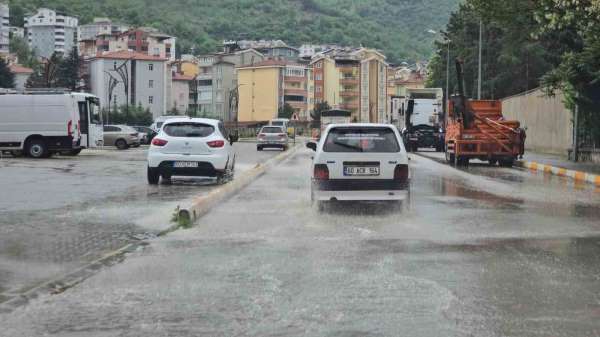 Tokat'ta sağanak yağışta sokaklar göle döndü