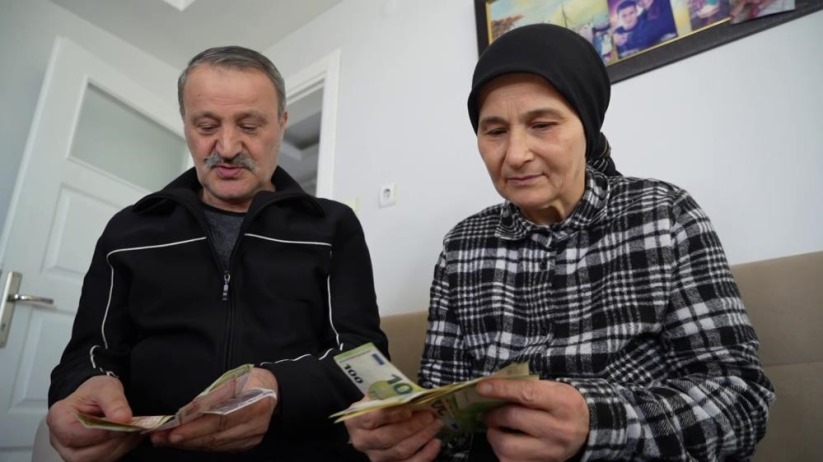 Samsun'da yürek ısıtan olay: Bulduğu içi dolar dolu cüzdanı polise teslim etti
