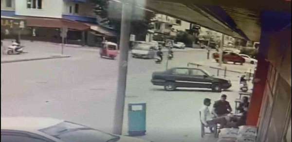 Antalya'da motosiklet ile hafif ticari araç çarpıştı: Kaza anı kamerada