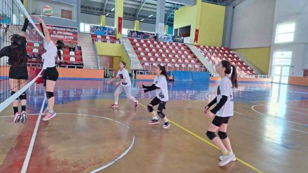 Bulanık'ta voleybol antrenmanlarına yoğun ilgi