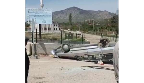 Devrilen otomobilden sağ kurtuldular