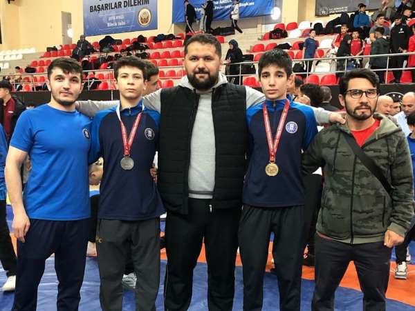 Kütahyalı güreşçiler Bilecik'te madalyaları topladı