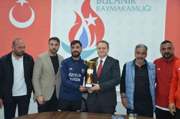Lig şampiyonu Kopspor, kupasını Kaymakam Koşansu'ya takdim etti