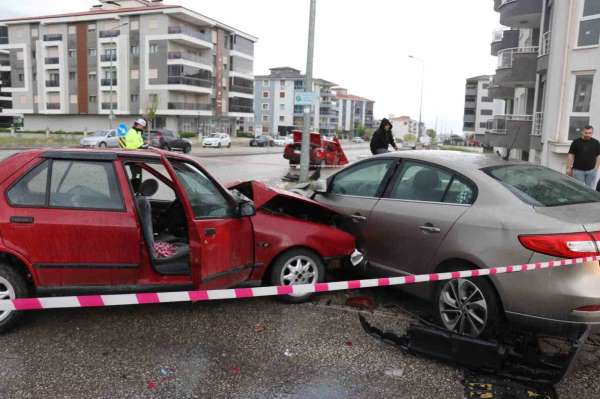 Yağışlı hava ve sürat, kazayı beraberinde getirdi: 1'i ağır 8 yaralı