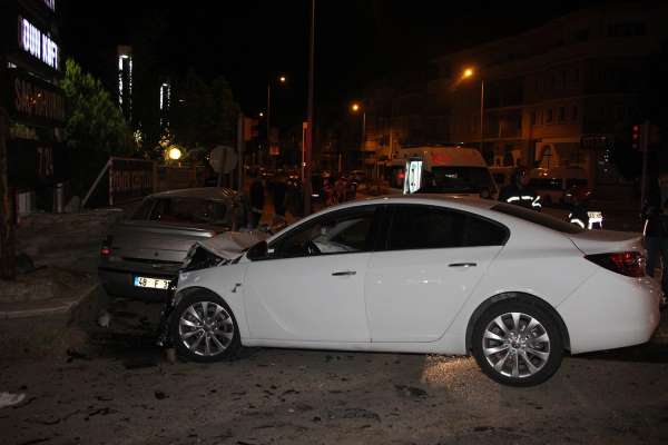 Manisa'da feci kaza: İki otomobilin çarpıştığı kazada 4 kişi öldü, 2 kişi ağır yaralandı