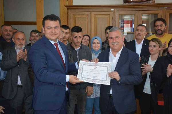 AK Parti'li Nazım Maviş 3. kez mazbatasını aldı